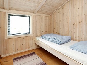 4 bedrooms, cribs/infant beds