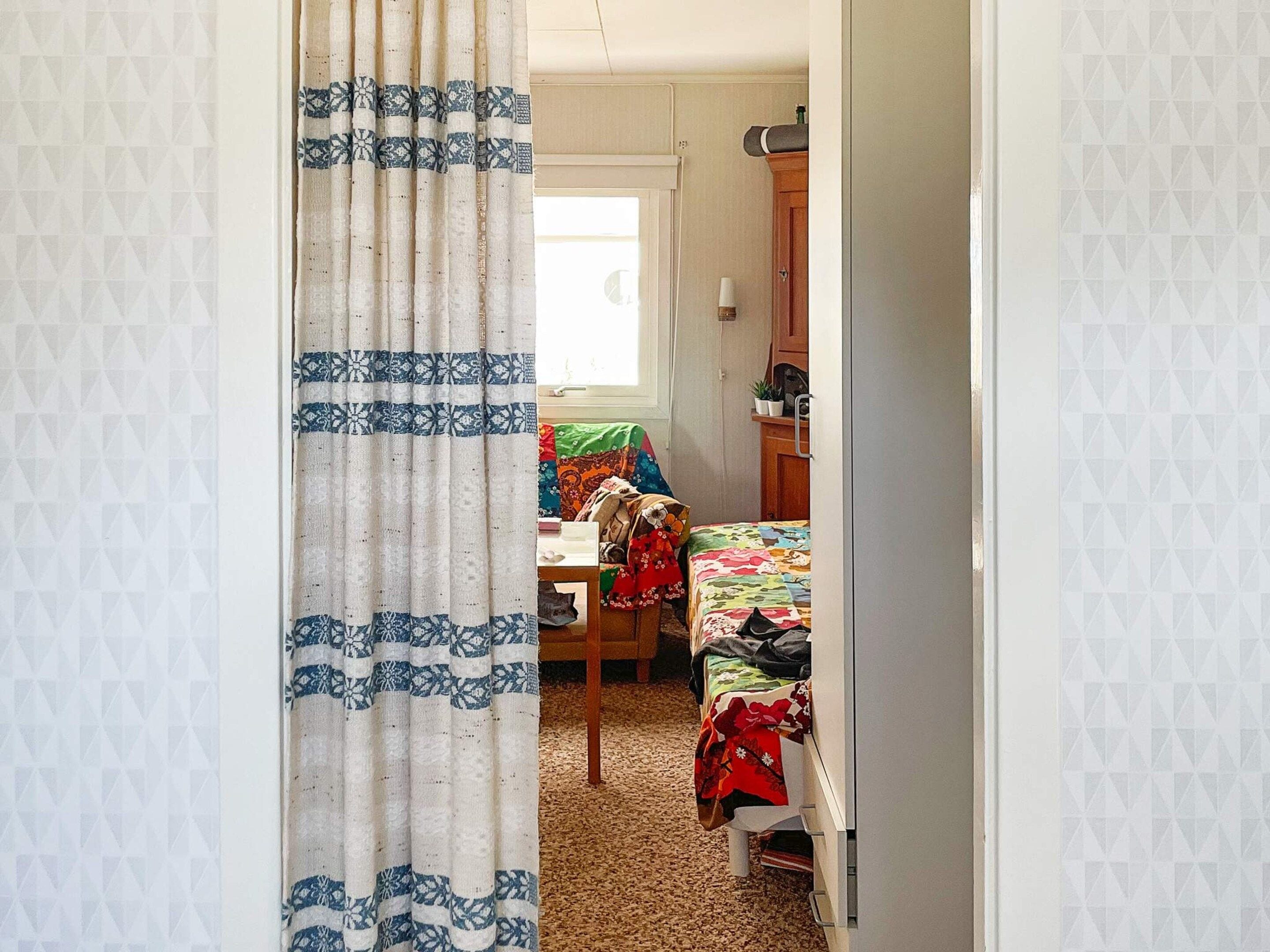 Un dormitorio con una cama, un escritorio y una silla.