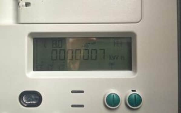 Pantalla digital con números y un botón de encendido.