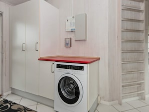 2 bedrooms, cribs/infant beds