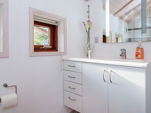 House | Bathroom - 8 Person Holiday Home in Ulfborg (Ulfborg)