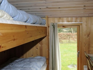 3 bedrooms, cribs/infant beds