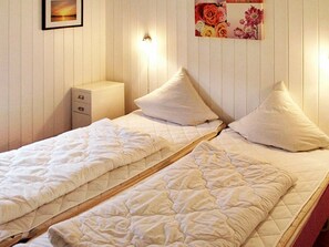 4 bedrooms, cribs/infant beds