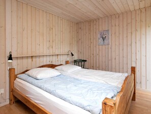 3 bedrooms, cribs/infant beds - Cozy Holiday Home at Hals Jutland With Roofed Terrace (Hals)