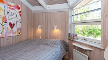 3 bedrooms, individually furnished, cots/infant beds