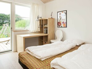 4 bedrooms, cribs/infant beds