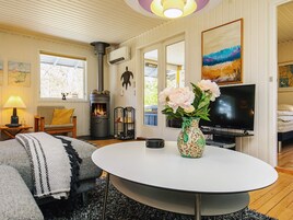 Una sala de estar acogedora con chimenea, televisor y un espacio de estar cómodo.