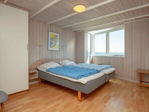5 bedrooms, cribs/infant beds