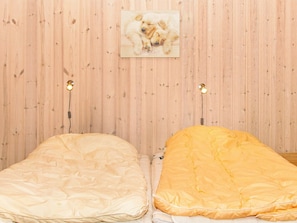 1 bedroom, cribs/infant beds