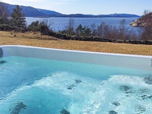 Una piscina con vista su un lago e montagne.