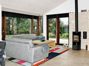 House | Living room | Fireplace, DVD player, MP3 dock