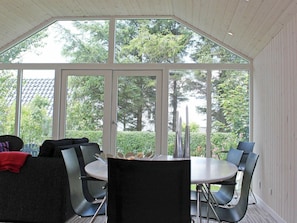 Køleskab, mikrobølgeovn, kogeplade, kaffe-/temaskine