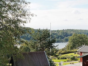 A residential area with a view of a lake, surrounded by trees and houses. - Holiday Home in Ljungskile (Ljungskile)