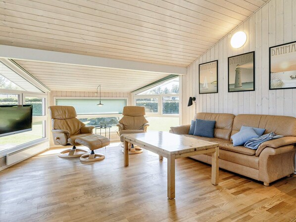 House | Living area - Cozy Holiday Home in Jutland near Beach (Hals)