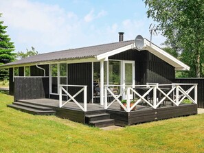Exterior - Peaceful Holiday Home in Hals near Sea (Hals)