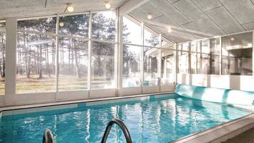 Huis | Zwembad | Een binnenzwembad en een buitenzwembad