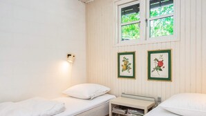 3 bedrooms, cribs/infant beds - 6 Person Holiday Home in Allingabro (Allingåbro)
