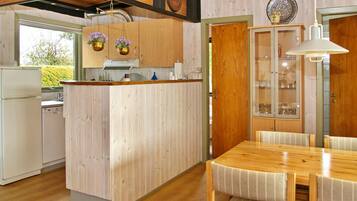 3 bedrooms, cribs/infant beds