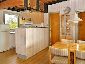 3 bedrooms, cribs/infant beds