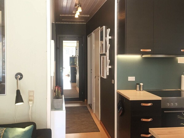 Fridge, microwave, stovetop, dishwasher - Cozy Cottage in Hadsund With Sauna (Hadsund)