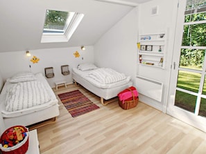 2 bedrooms, cribs/infant beds