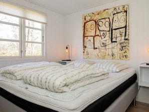 2 bedrooms, cribs/infant beds
