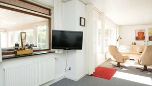 3 bedrooms, cribs/infant beds - Stunning Holiday Home in Romo Jutland With Garden (Romo)