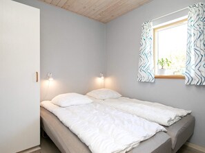 4 bedrooms, individually furnished, cribs/infant beds - Lovely Holiday Home in Hals With Whirlpool (Hals)