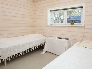 3 bedrooms, cribs/infant beds