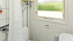 Bathroom - Vibrant Holiday Home in Funen near Sea (Hesselager)