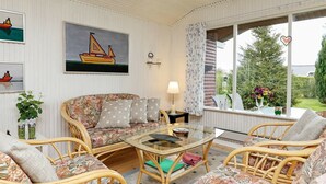 Living room - Vibrant Holiday Home in Funen near Sea (Hesselager)