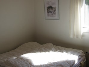 3 Schlafzimmer, individuell eingerichtet, Babybetten