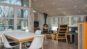 Un intérieur moderne comprenant un coin repas, une cheminée et un canapé.
