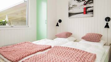 3 bedrooms, cribs/infant beds