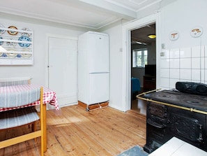 2 bedrooms, cribs/infant beds