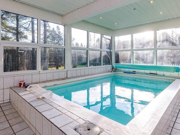 Hus | Basseng | Innendørsbasseng og utendørsbasseng
