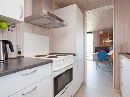Una cocina moderna con estufa, horno y vistas al comedor.