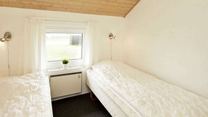 4 bedrooms, cribs/infant beds