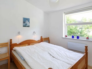 3 bedrooms, cribs/infant beds