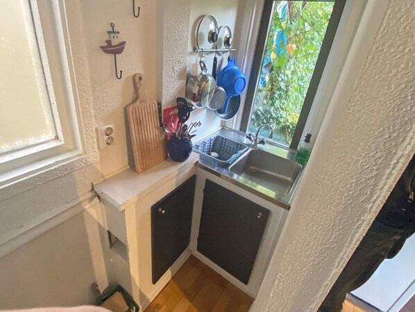 A compact kitchen with a window, a sink, and a small countertop. - 2 Person Holiday Home in Falkenberg (Falkenberg)