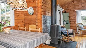 2 bedrooms, cots/infant beds