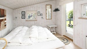 3 bedrooms, cribs/infant beds - 6 Person Holiday Home in Lokken (Lokken)