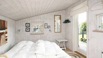 3 bedrooms, cots/infant beds