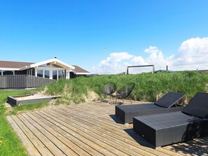 Property grounds - Spacious Holiday Home in Jutland With Sauna (Lokken)