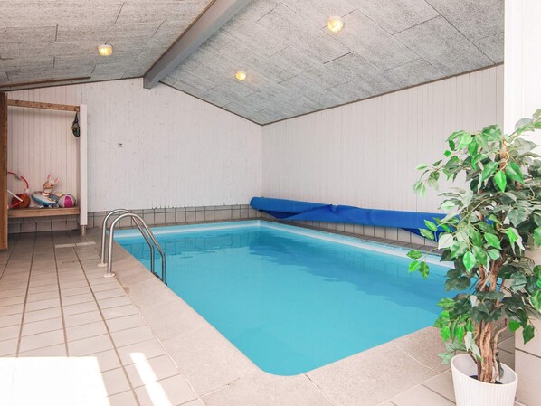 Una piscina techada, una piscina al aire libre