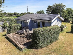 A small house with a porch, a deck, and a garden. - Spacious Holiday Home in KarrebÃ¦ksminde near Fishing (Karrebæksminde)