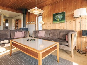 A cozy living room with a sofa, a coffee table, and a lamp. - Spacious Holiday Home in KarrebÃ¦ksminde near Fishing (Karrebæksminde)