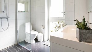 Bathroom - Modern Holiday Home in Zealand Near the Sea (Nykobing Sjaelland)