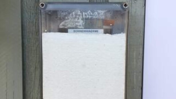 A snow-covered window with a sign that reads 'SOMMERHAUS'. - 5 Star Holiday Home in Blokhus (Blokhus)