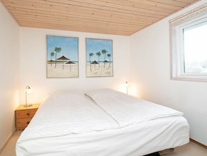 3 bedrooms, cribs/infant beds